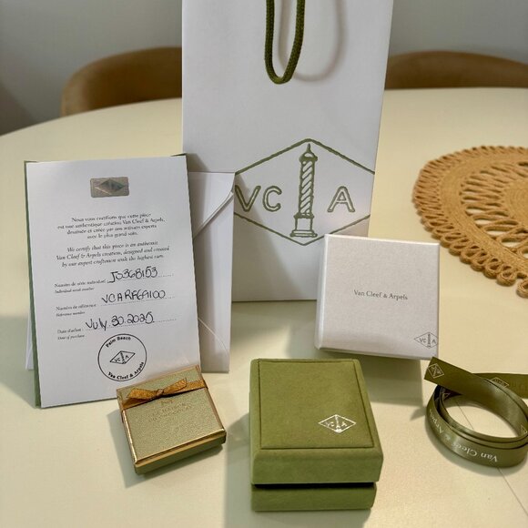 Van Cleef & Arpels Sweet Alhambra Mother of Pearl Pendant Necklace - Picture 1 of 10